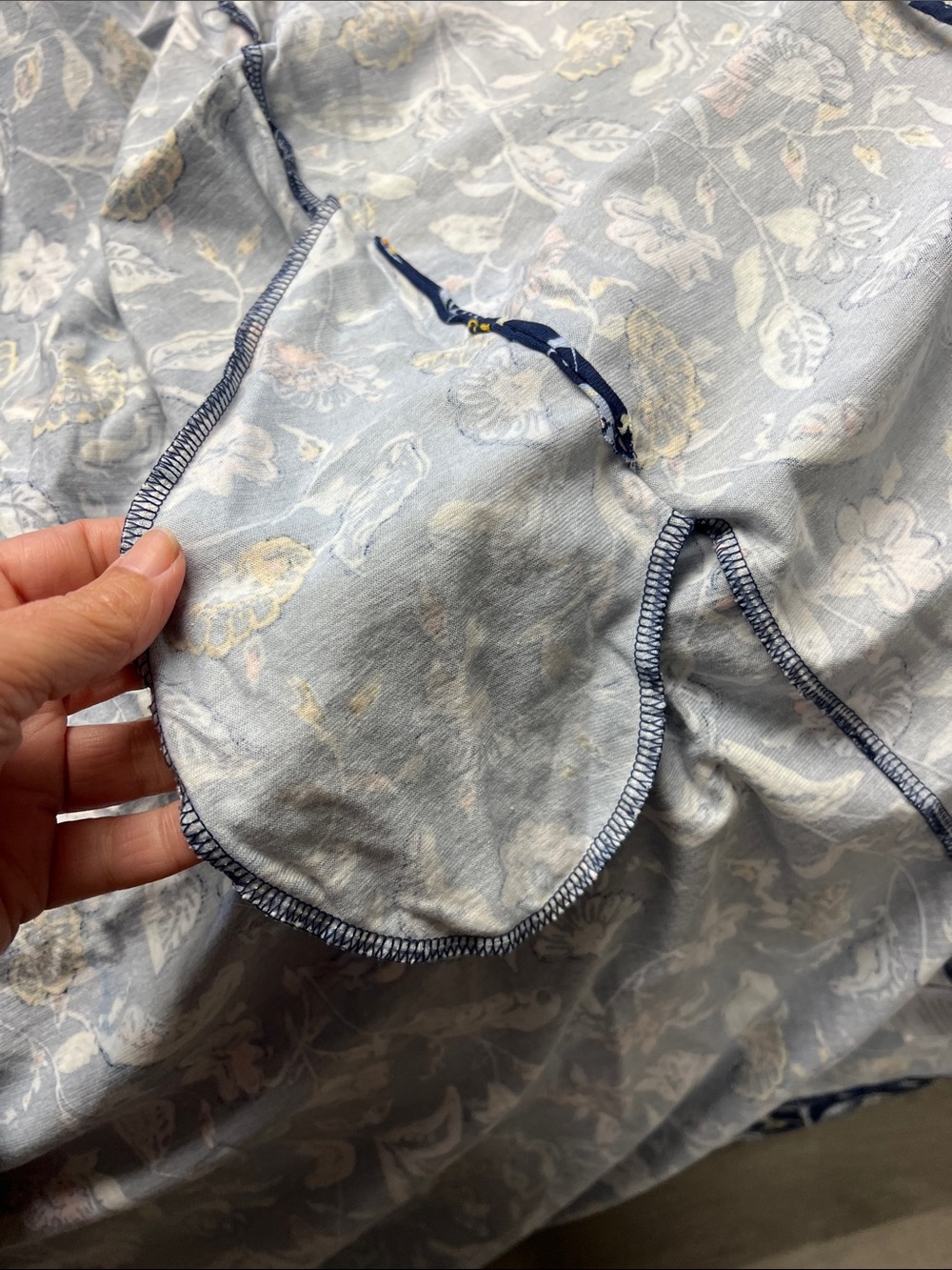 Women’s Garnet Hill Navy Floral robe lightweight with pockets - Picture 10 of 11